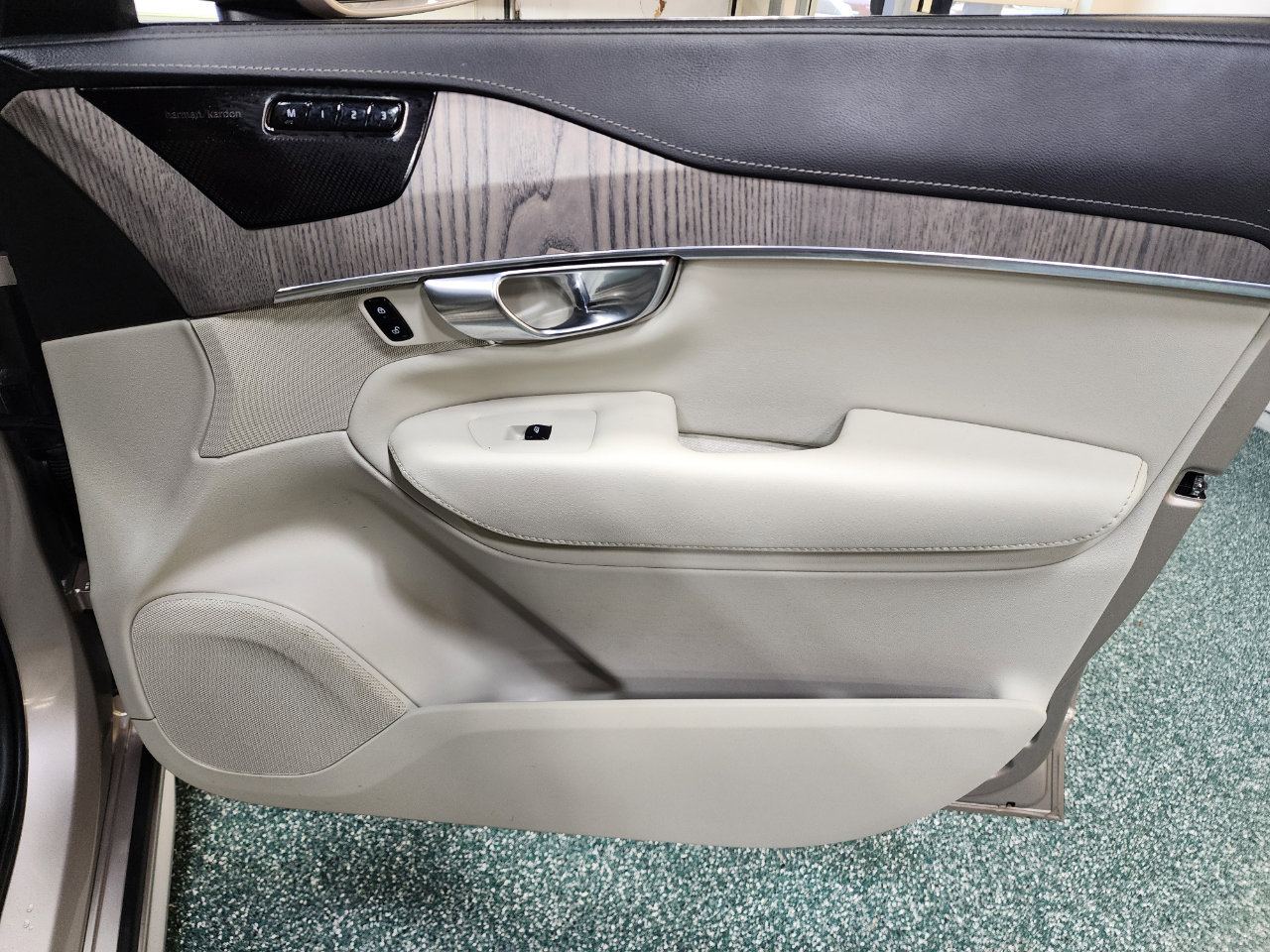 Used 2023 Volvo XC90 B6 Ultimate w/ Protection Package Premier image 32