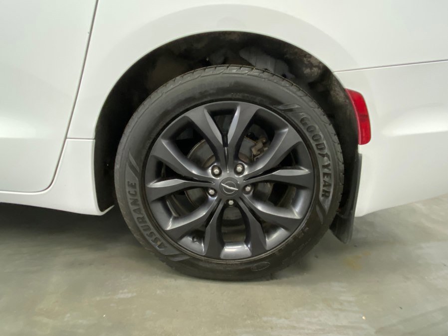 Used 2018 Chrysler Pacifica Limited w/ S Appearance Package FWD image 18