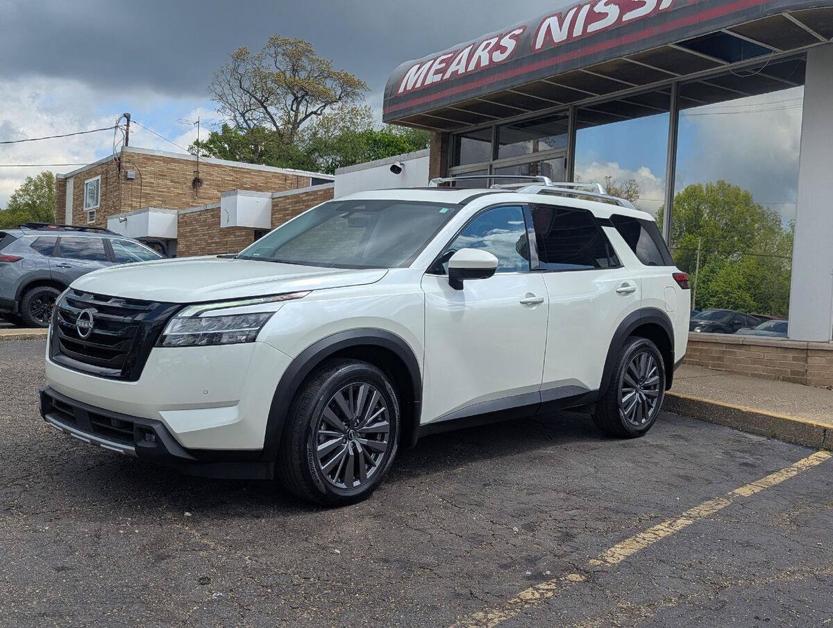 Used 2023 Nissan Pathfinder SL w/ SL Premium Package AWD/4WD image 9