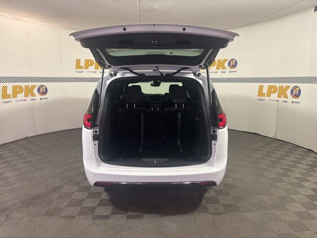 New 2026 Chrysler Pacifica Select image 5