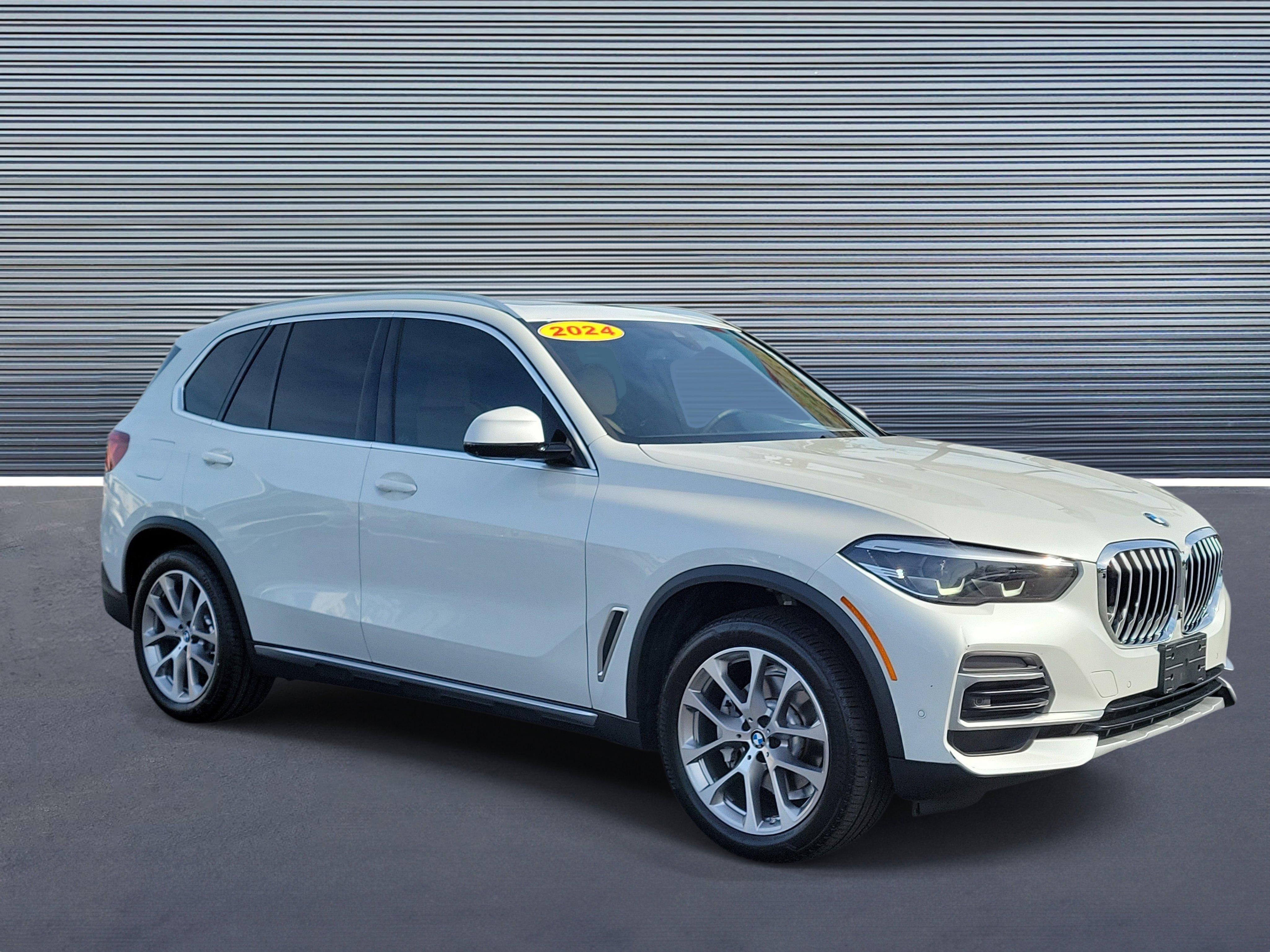 Used 2022 BMW X5 xDrive40i w/ Luxury Seating Package AWD/4WD image 2
