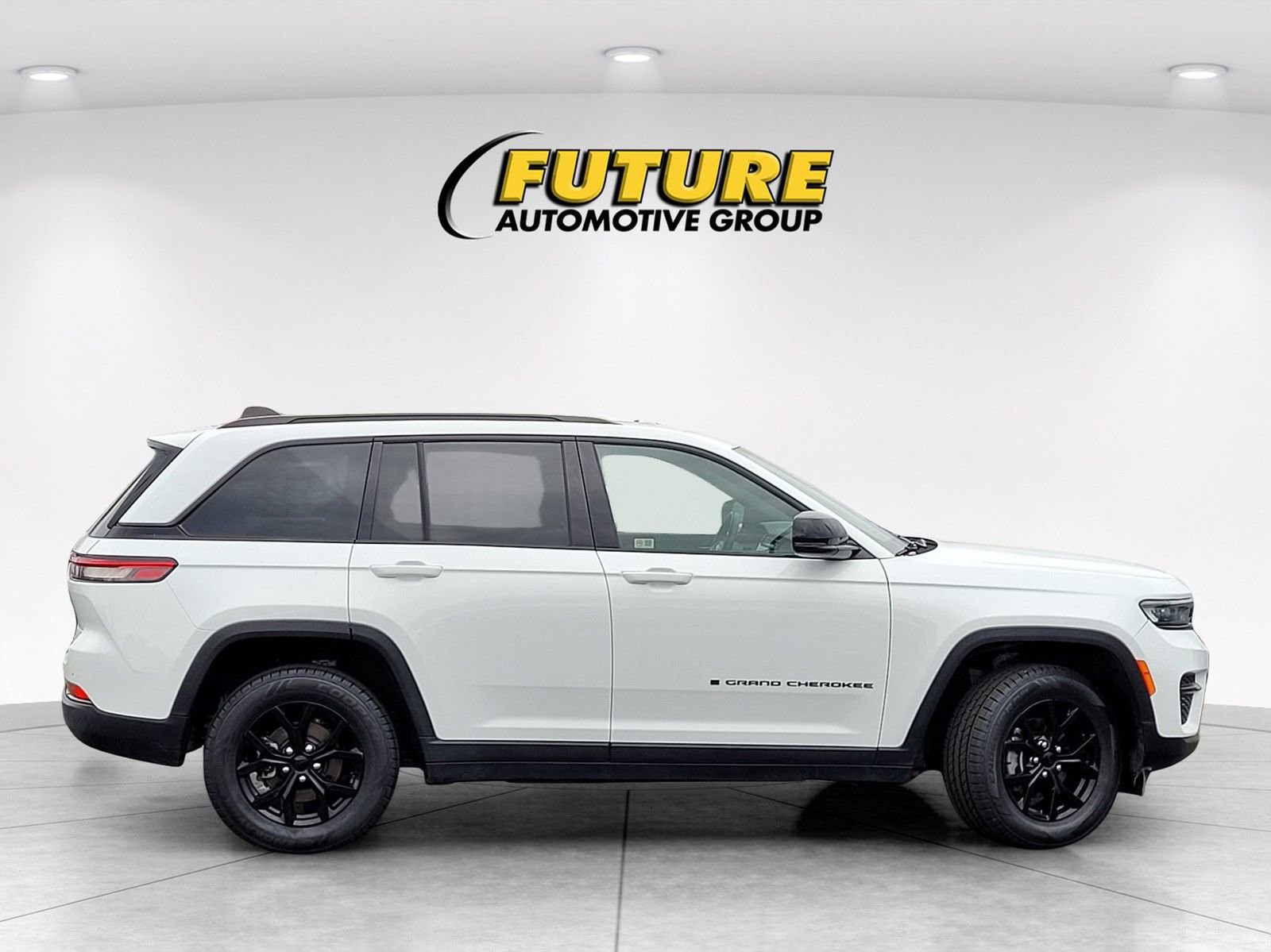 Used 2024 Jeep Grand Cherokee Altitude AWD/4WD image 9