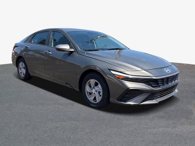 Certified 2025 Hyundai Elantra SE FWD image 4
