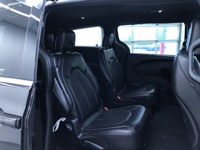 Used 2025 Chrysler Pacifica Select image 13