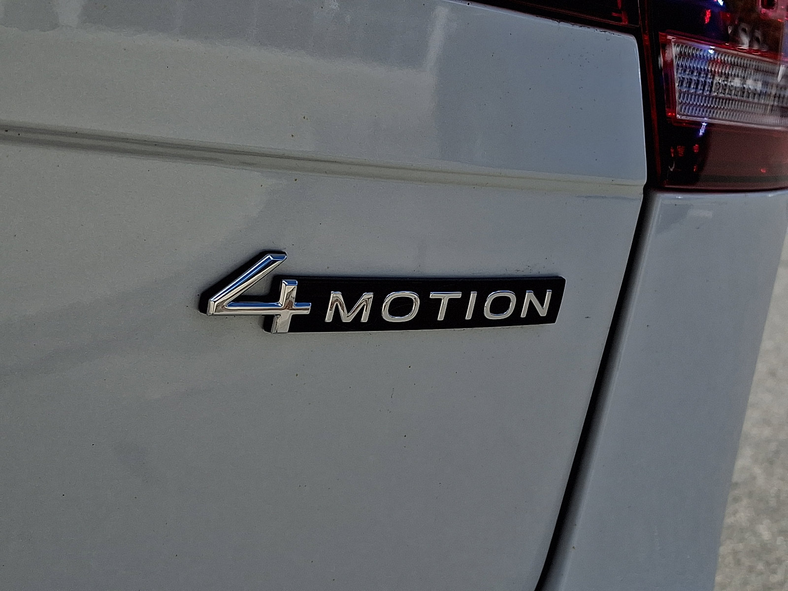 Used 2023 Volkswagen Tiguan SE AWD/4WD image 33