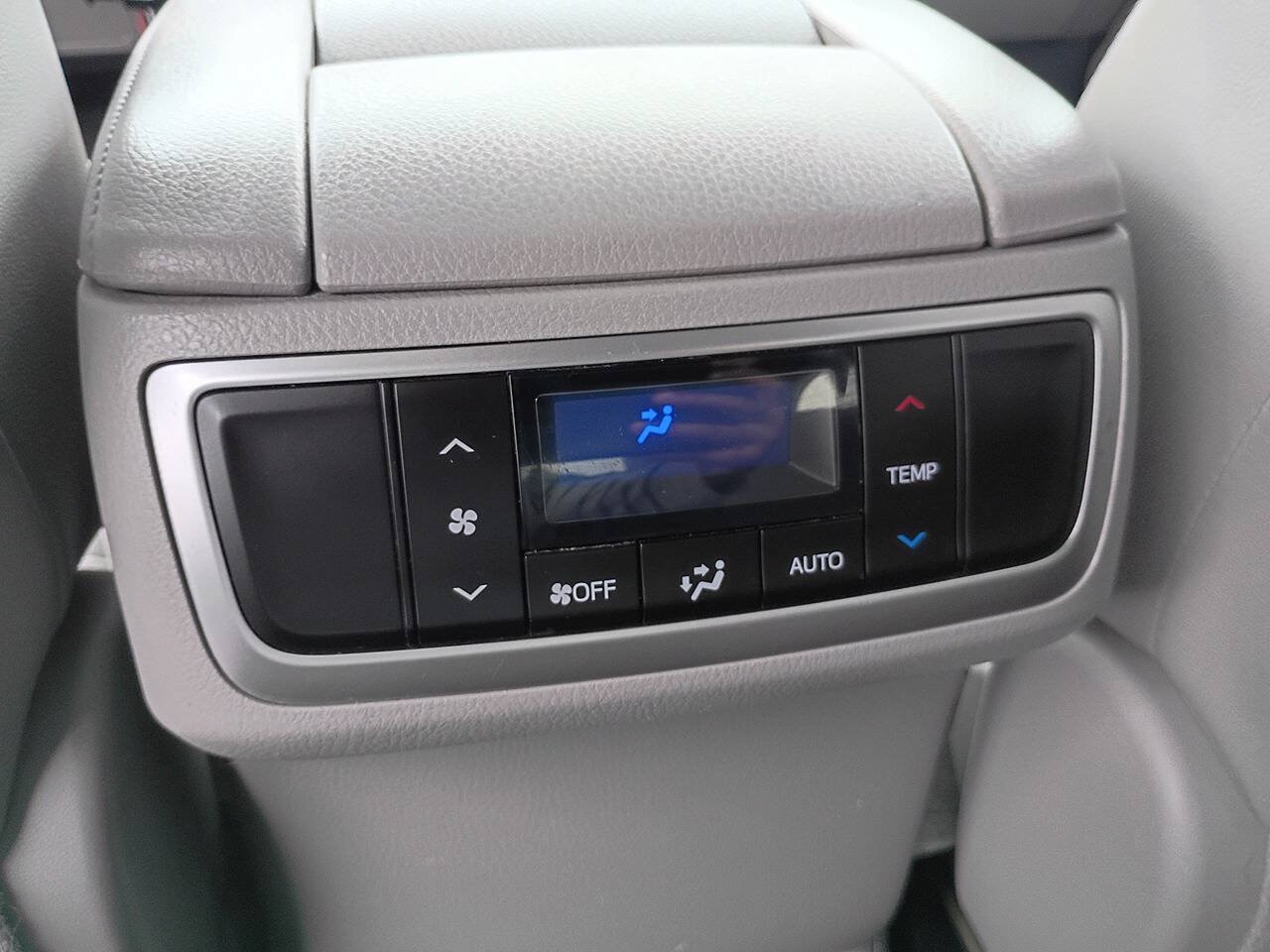 Used 2016 Toyota Highlander XLE AWD/4WD image 25