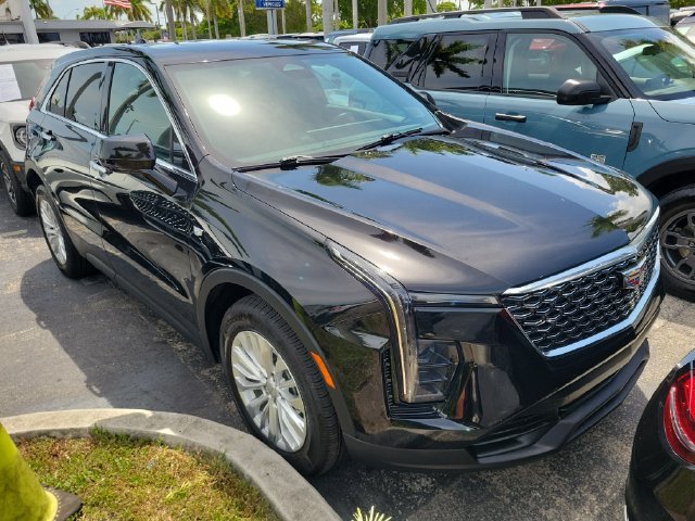 Used 2024 Cadillac XT4 Luxury w/ Cold Weather Package FWD image 2