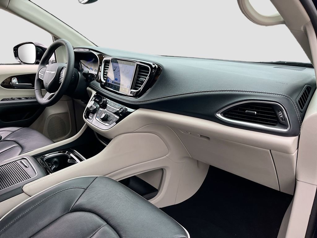Certified 2024 Chrysler Pacifica Limited image 30