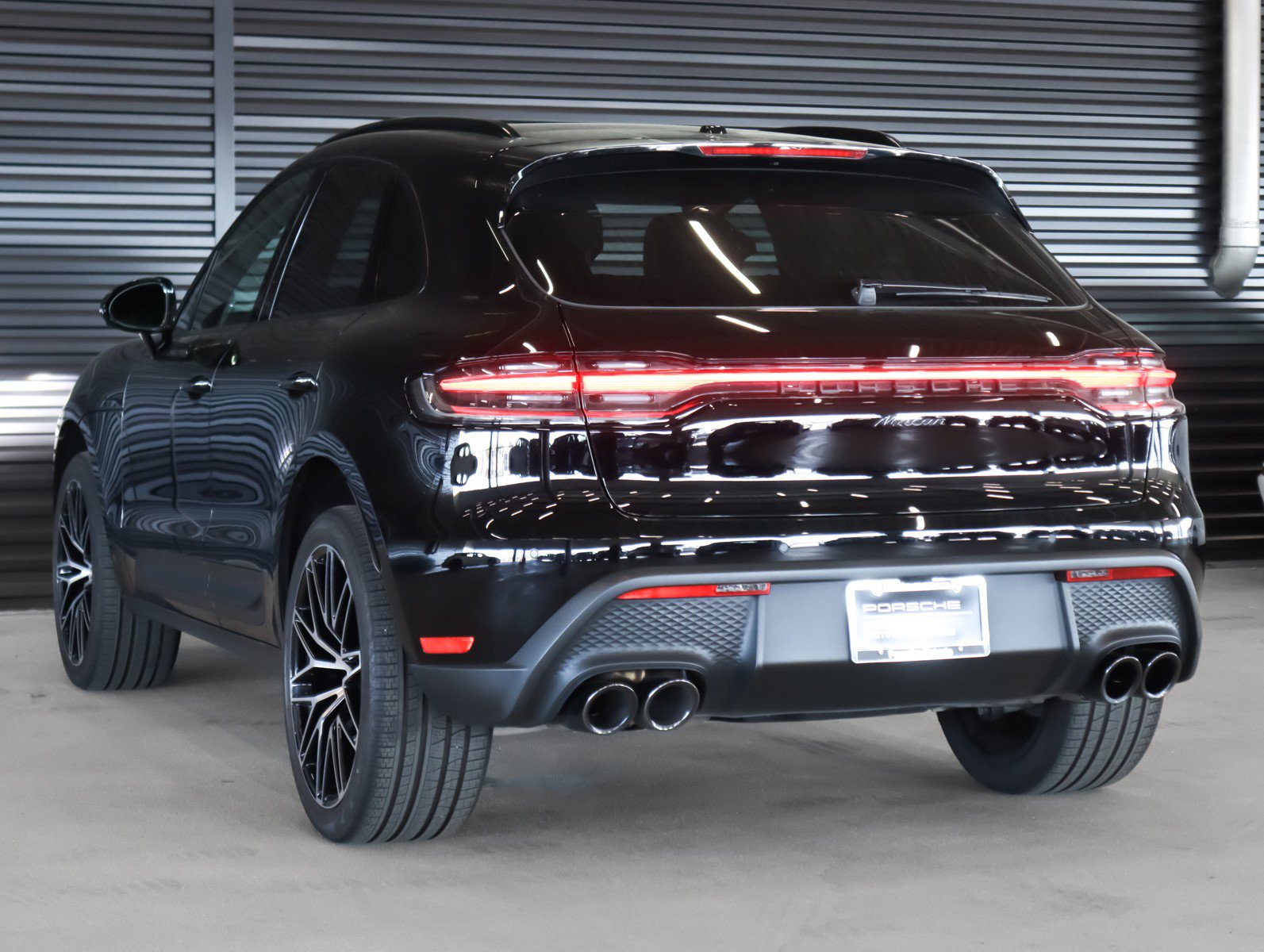 Certified 2025 Porsche Macan image 3