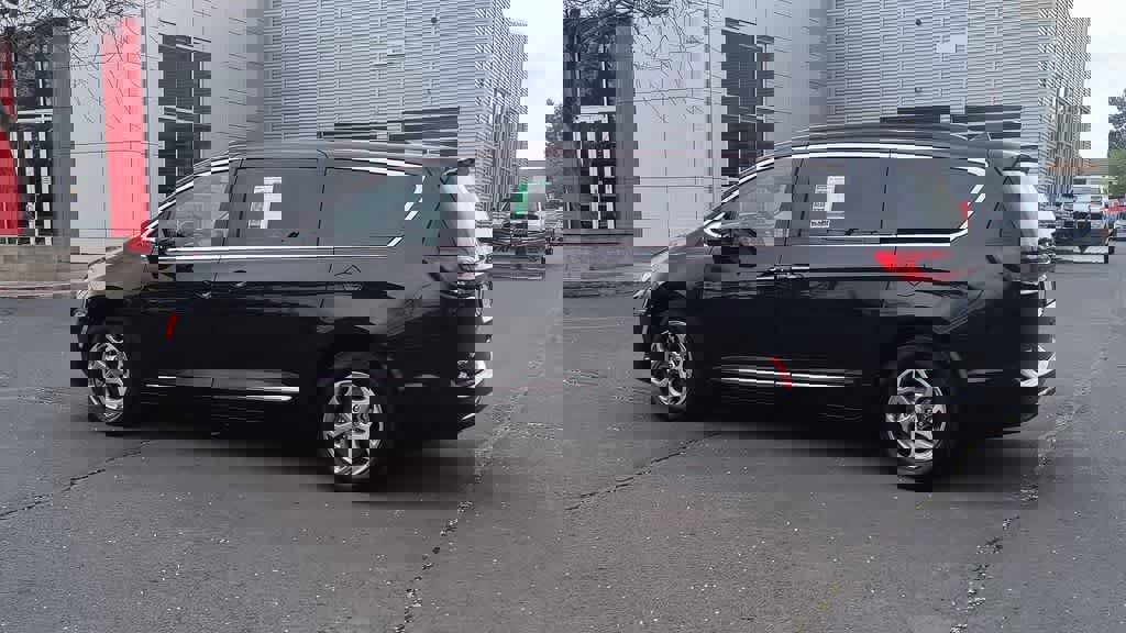 Used 2022 Chrysler Pacifica Limited image 6