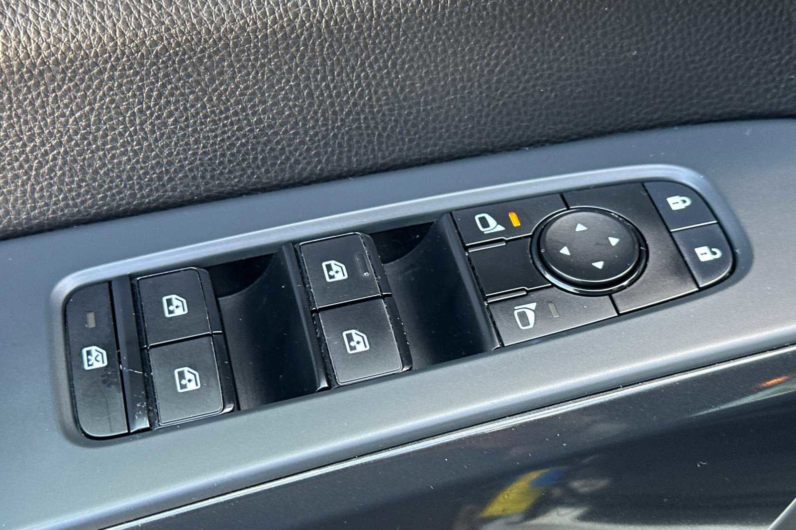 Used 2023 Nissan Pathfinder SV image 11