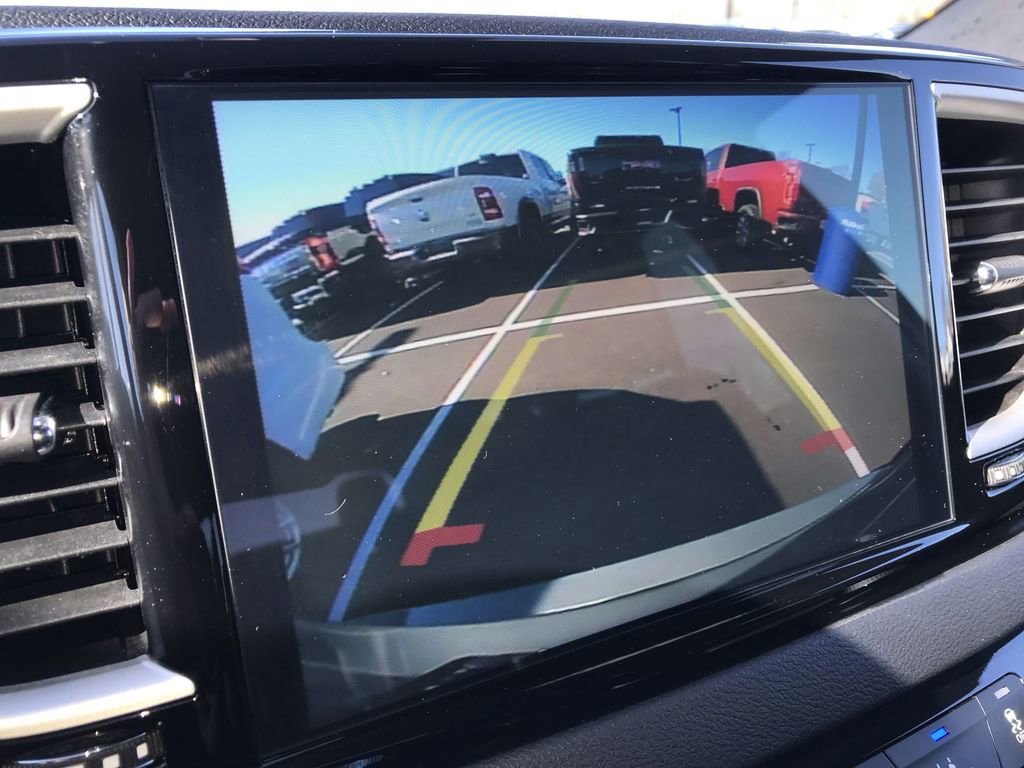 Used 2025 Chrysler Pacifica Select image 17