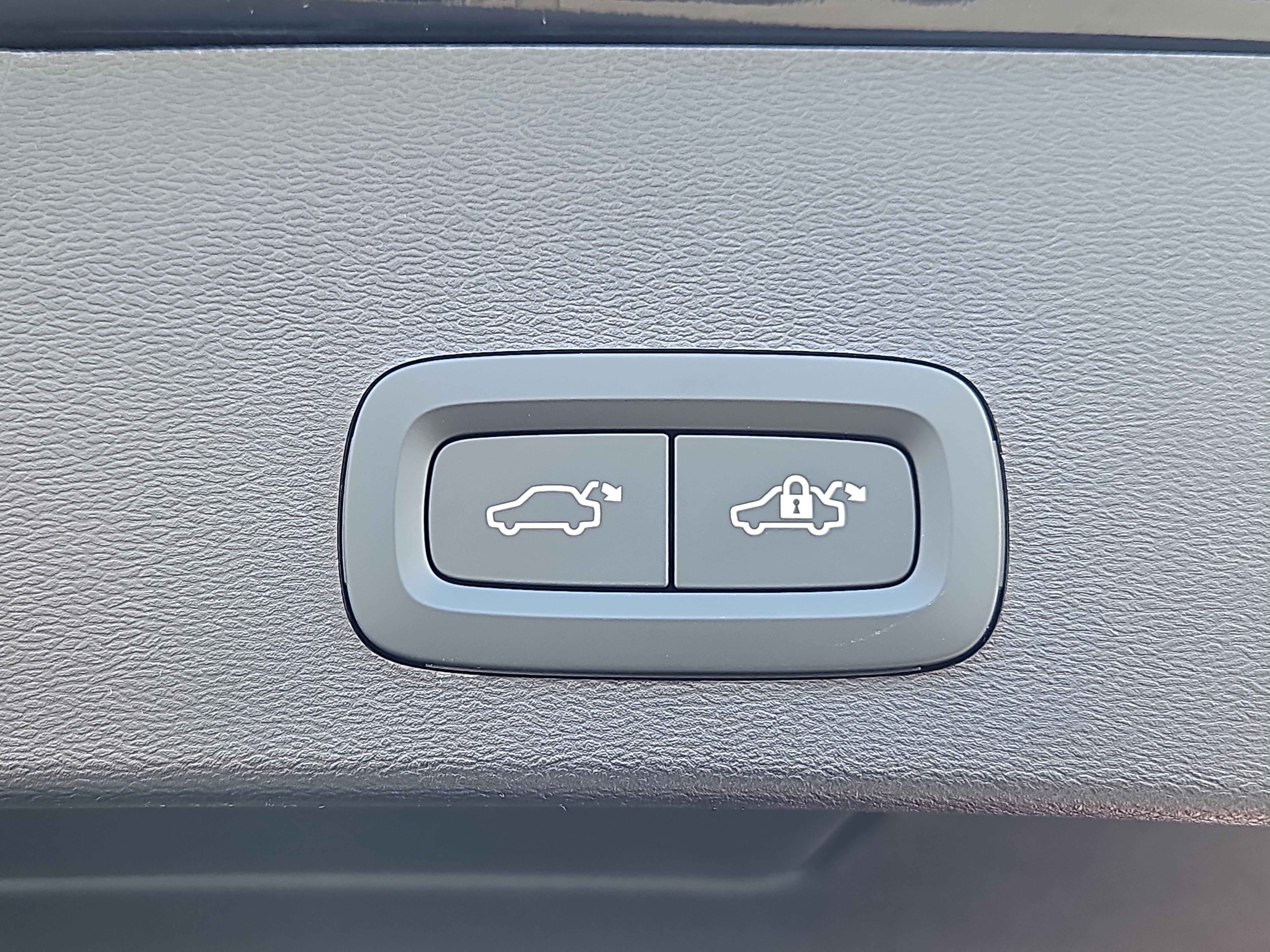 New 2025 Volvo XC40 B5 Plus w/ Protection Package Premier image 13