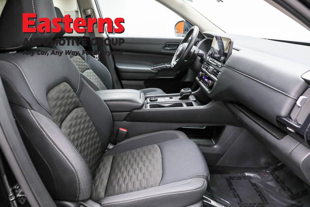 Used 2024 Nissan Pathfinder S image 24