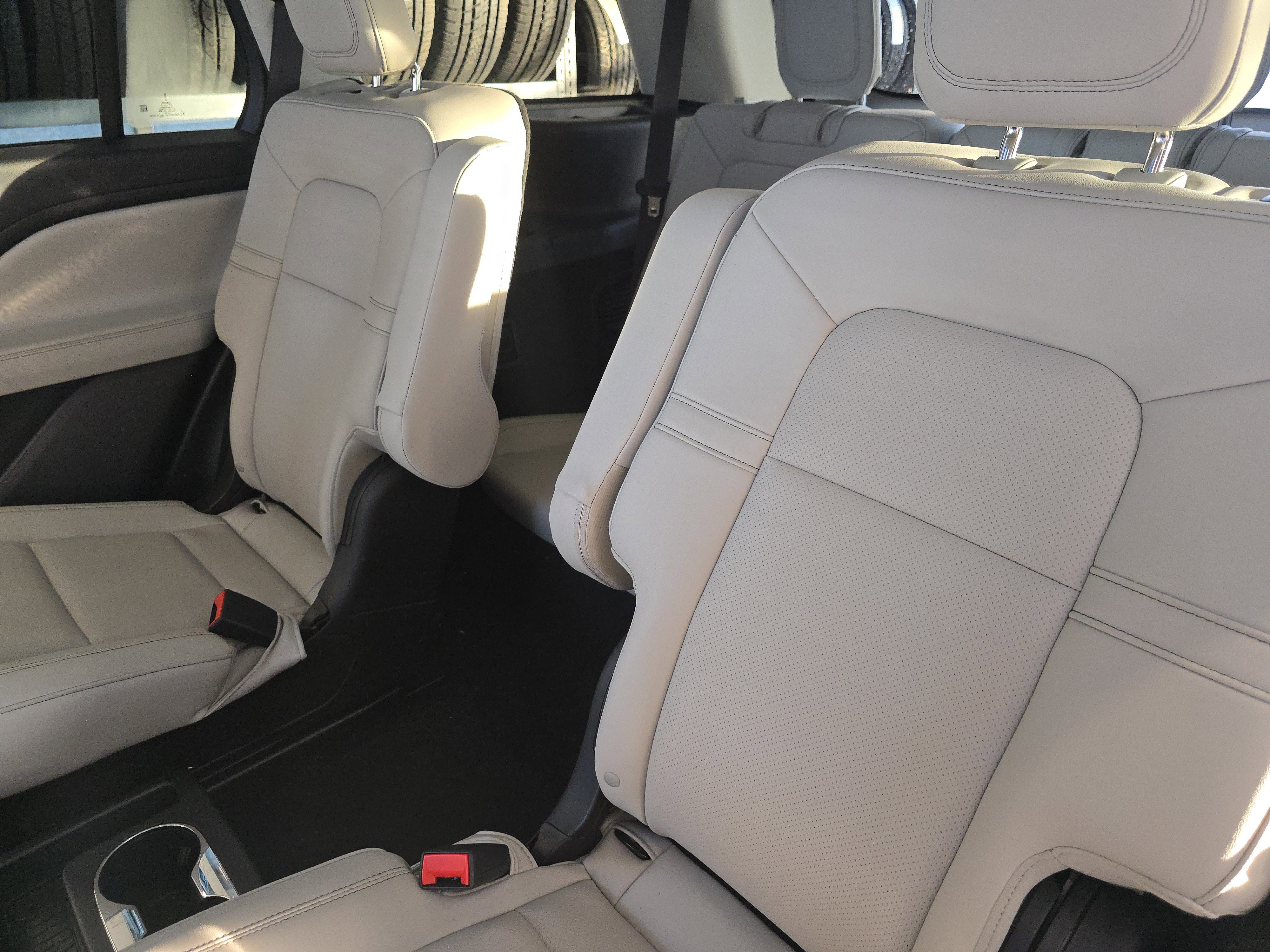 Used 2025 Lincoln Aviator AWD image 25