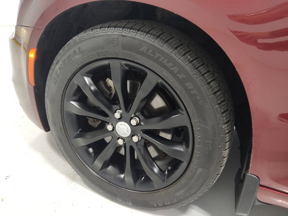 Used 2017 Chrysler 300 C image 31