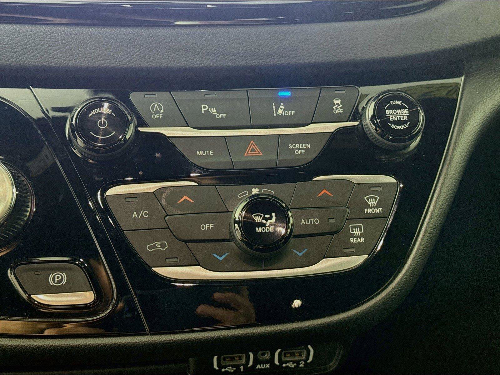 Used 2025 Chrysler Pacifica Select FWD image 9