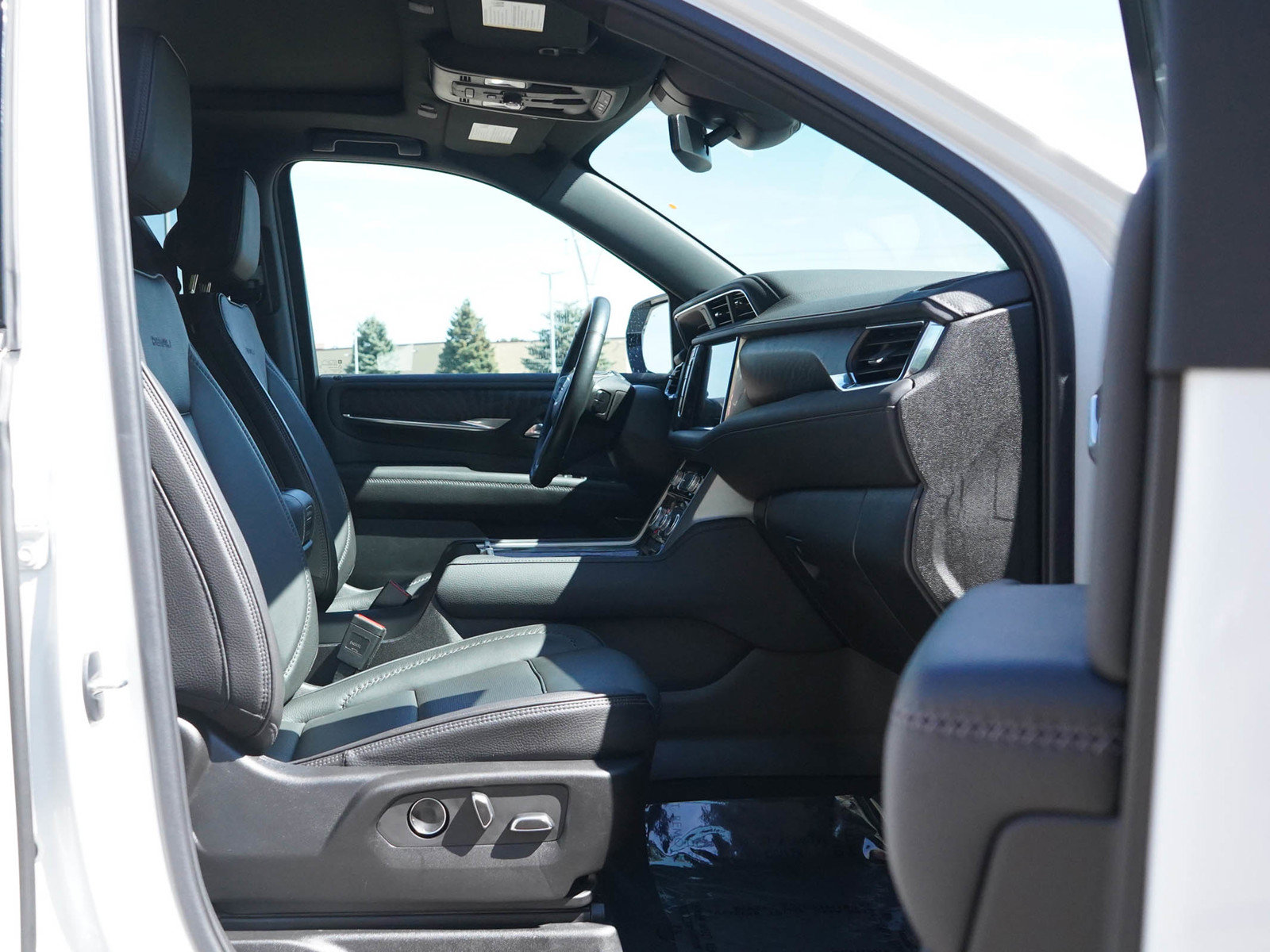 Used 2023 GMC Yukon Denali AWD/4WD image 11