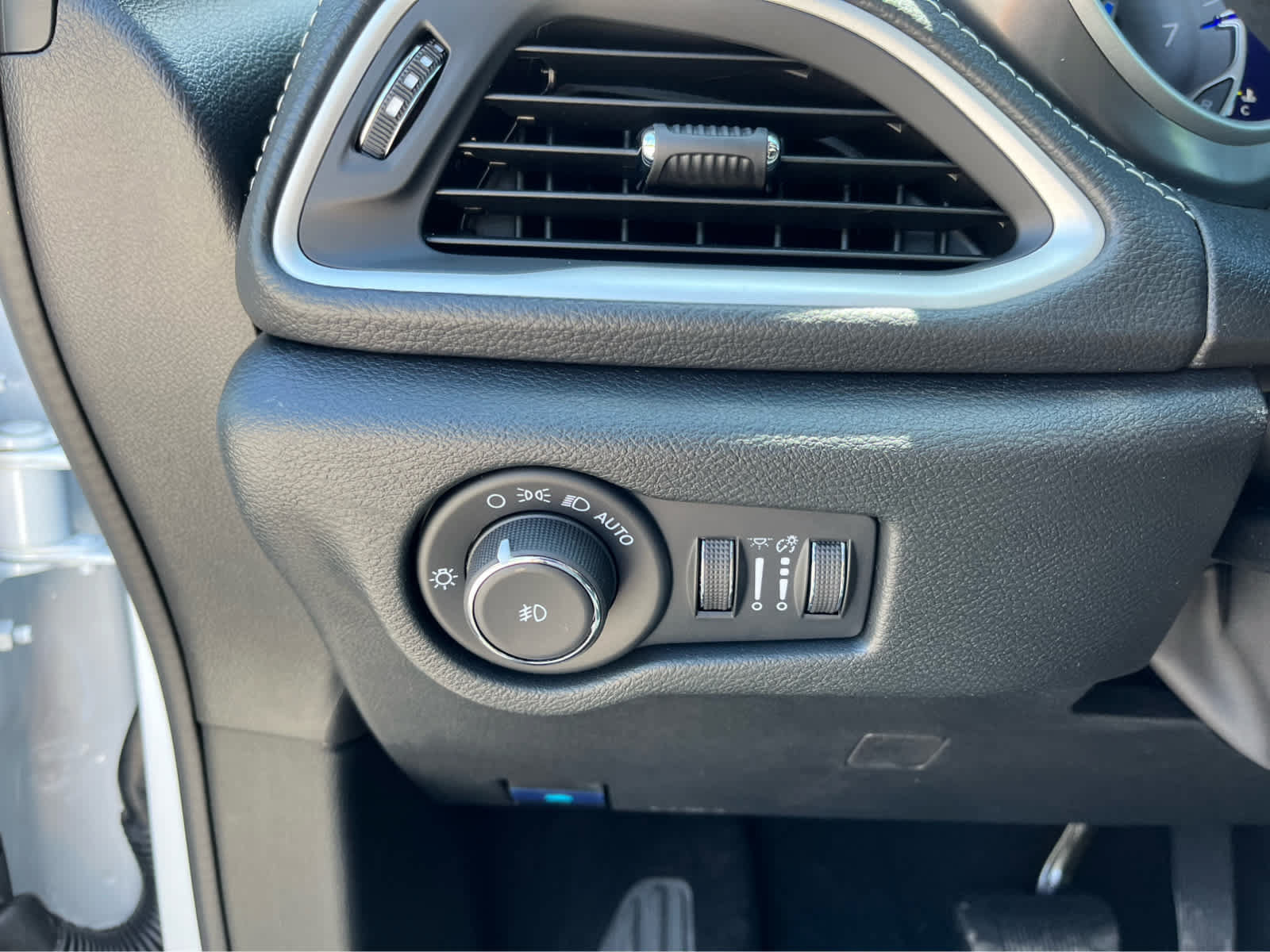 New 2026 Chrysler Pacifica Select FWD image 12