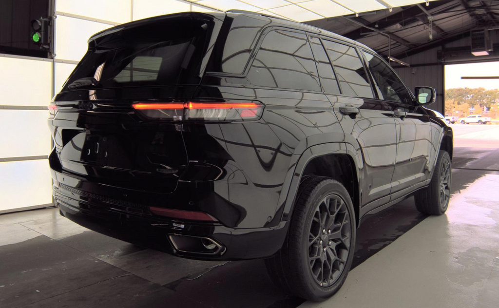 Used 2025 Jeep Grand Cherokee Summit w/ Obsidian Package AWD/4WD image 3