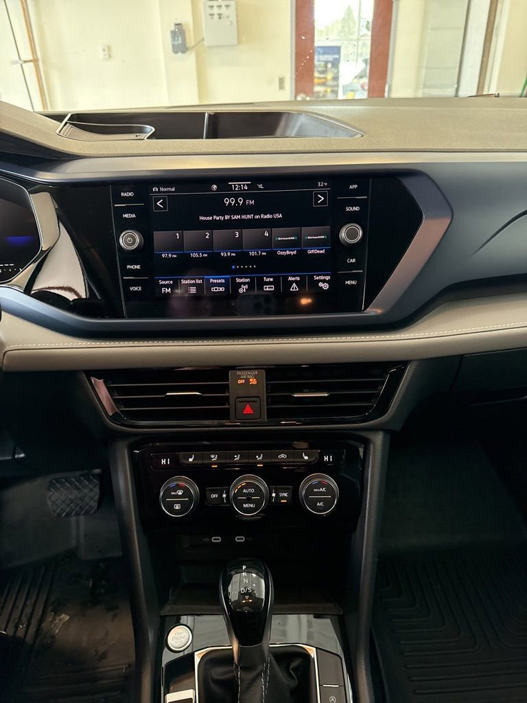 Used 2024 Volkswagen Taos SE image 17