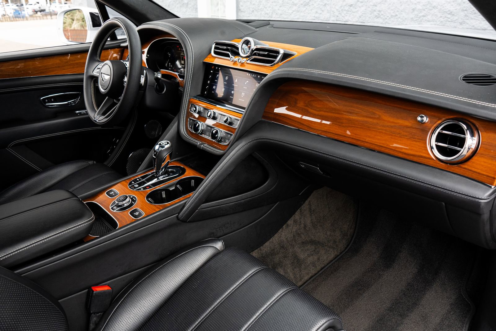 Used 2023 Bentley Bentayga image 2