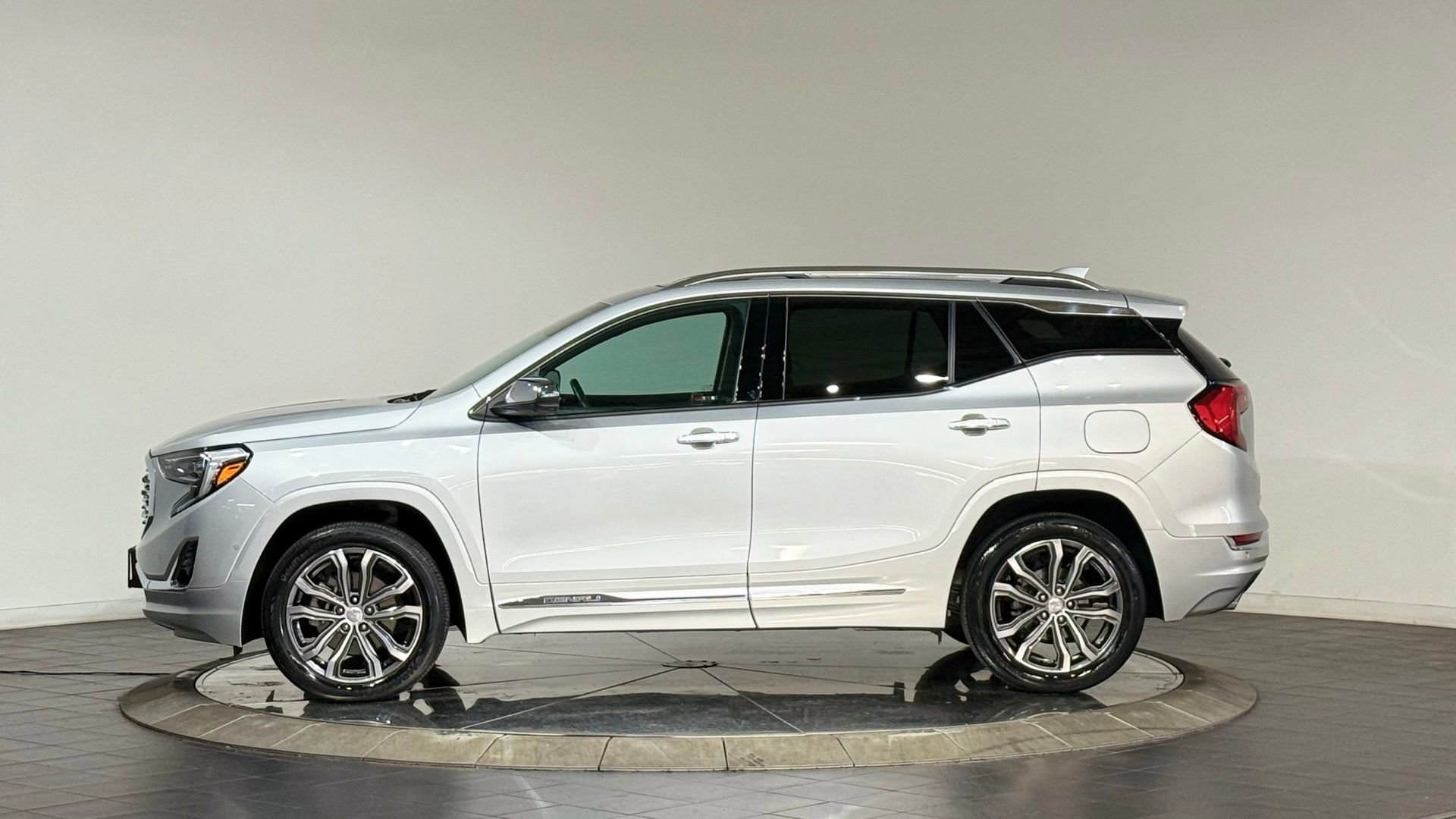 Used 2019 GMC Terrain Denali w/ Advanced Safety Package AWD/4WD image 6