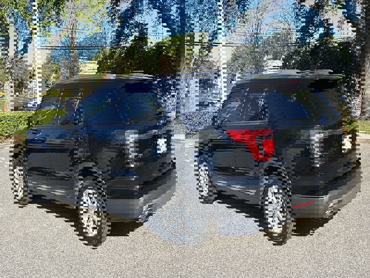 Used 2017 Ford Explorer XLT w/ Equipment Group 201A image 5