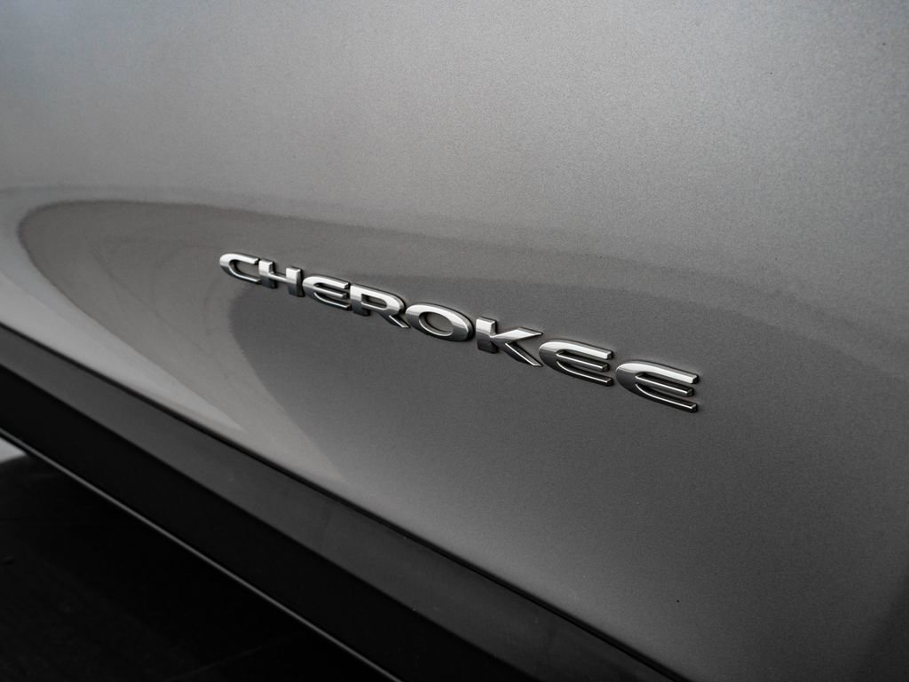 Used 2019 Jeep Cherokee Latitude w/ Popular Appearance Group image 15