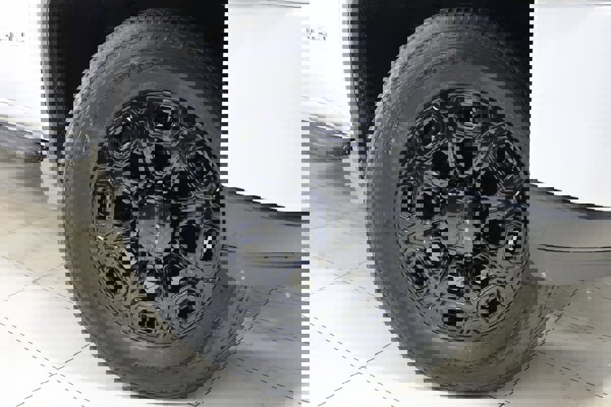 Used 2023 GMC Sierra 2500 AT4 w/ AT4 Preferred Package AWD/4WD image 12