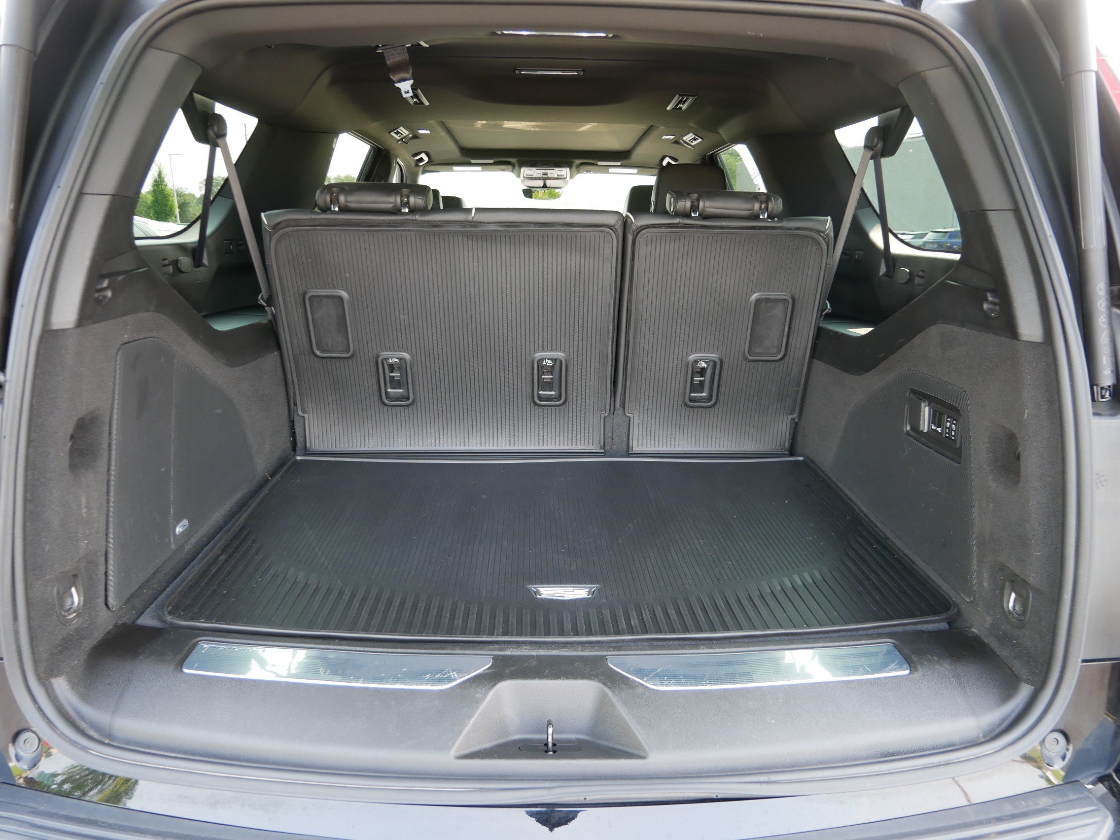 Used 2023 Cadillac Escalade ESV Premium Luxury w/ LPO, Radiant Package AWD/4WD image 18