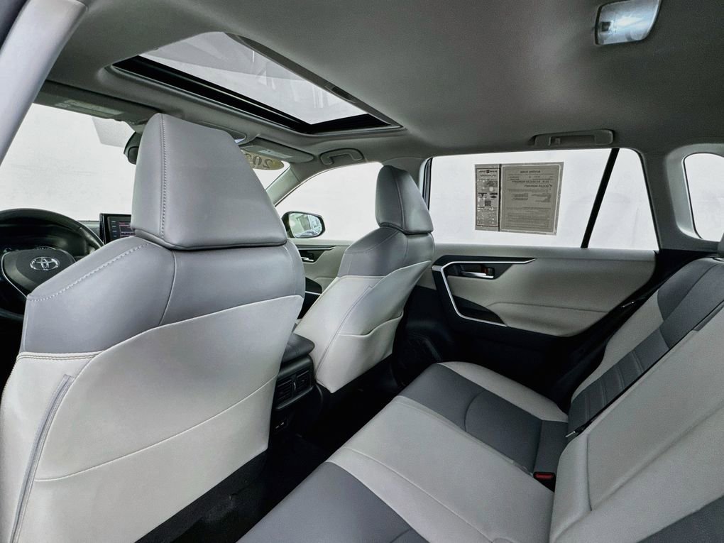 Used 2021 Toyota RAV4 XLE Premium image 19