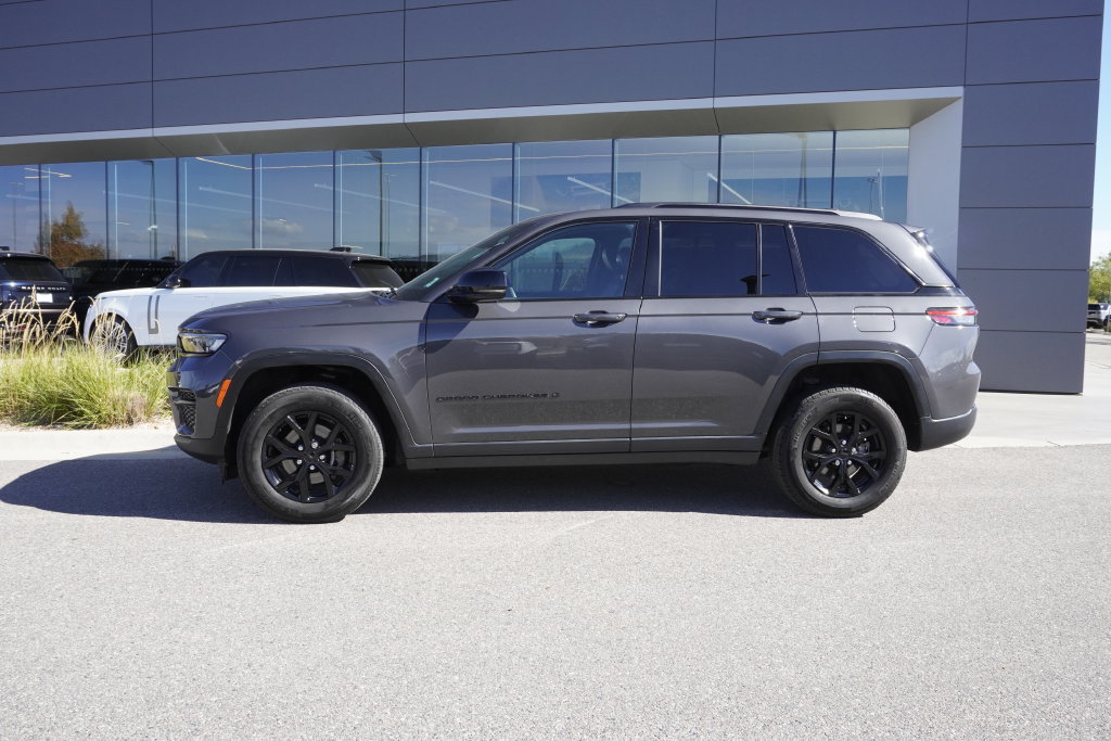 Used 2024 Jeep Grand Cherokee Altitude AWD/4WD image 8