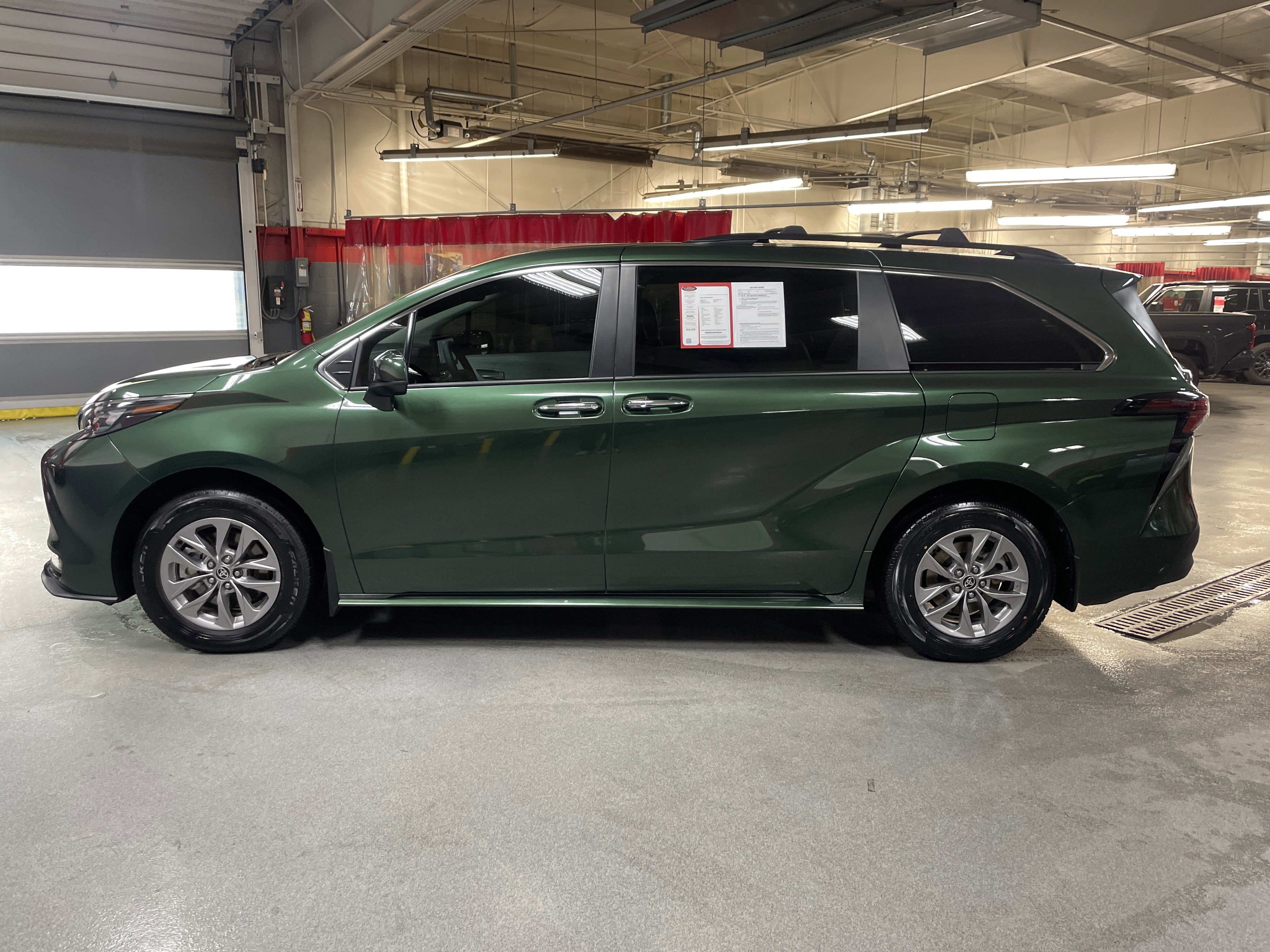 Certified 2025 Toyota Sienna XLE image 7