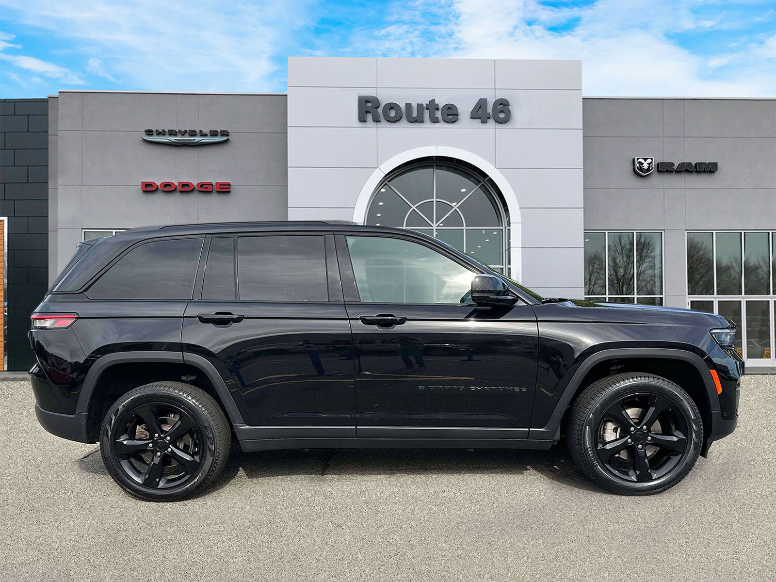 Used 2024 Jeep Grand Cherokee Limited w/ Luxury Tech Group II AWD/4WD image 6