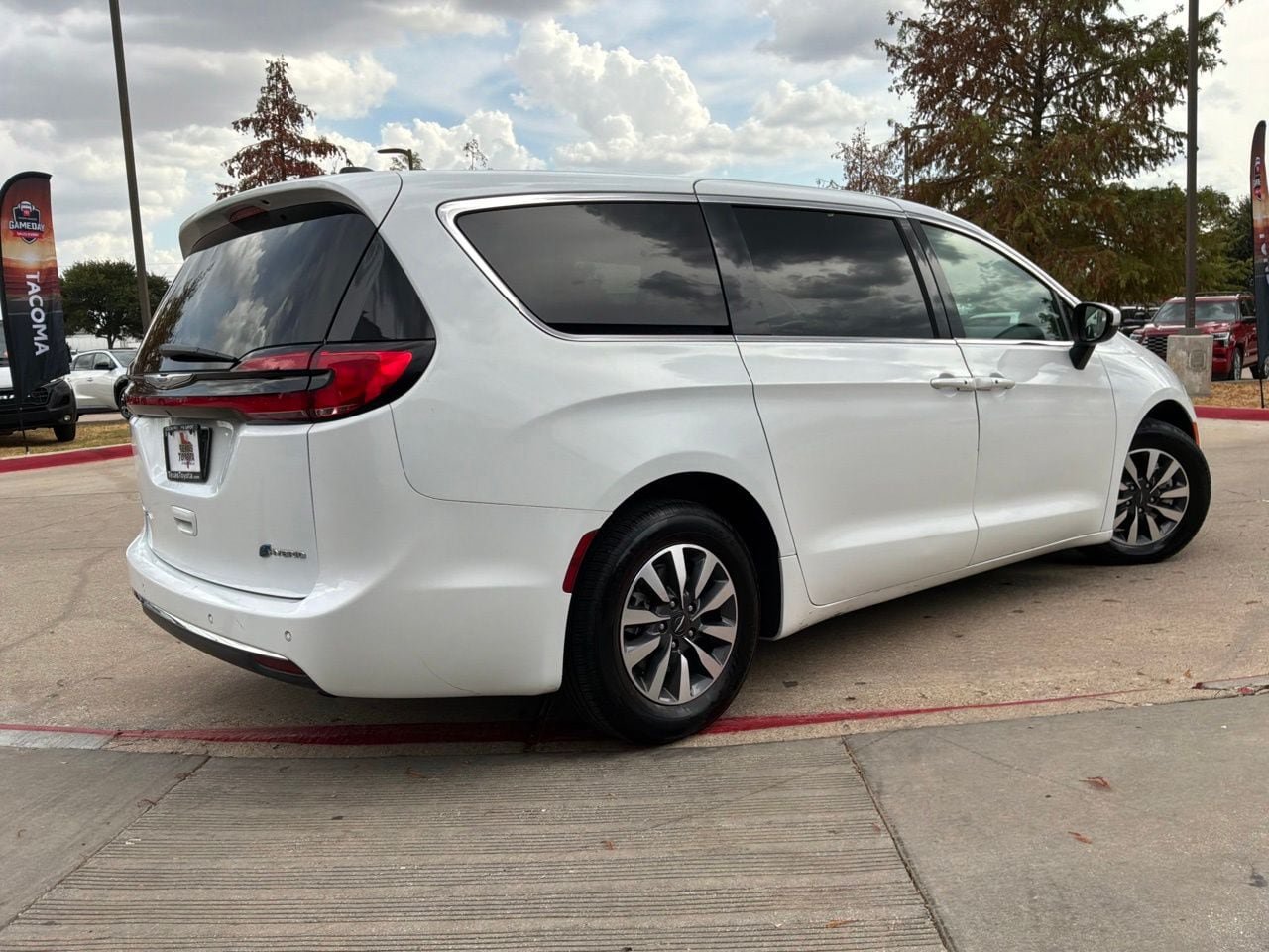 Used 2023 Chrysler Pacifica Touring-L FWD image 6