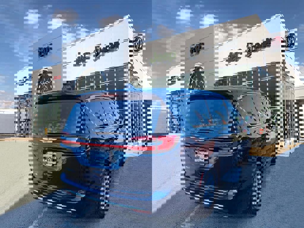 New 2025 Chrysler Pacifica Select image 2