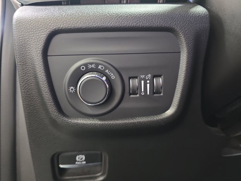 Used 2025 Jeep Grand Cherokee Altitude AWD/4WD image 23