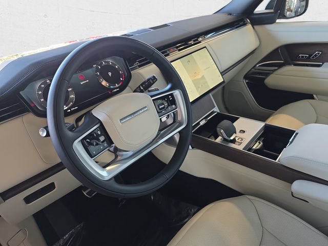 Used 2025 Land Rover Range Rover SE AWD/4WD image 16