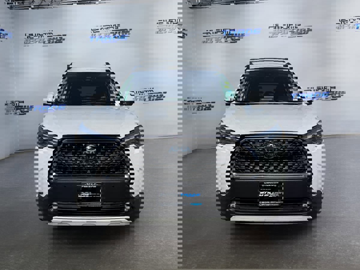 Used 2023 Toyota Corolla Cross XLE w/ Convenience Package image 2