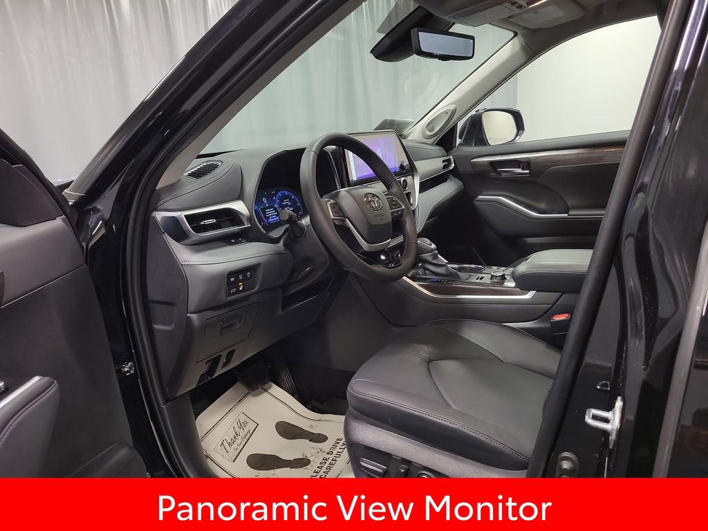 Used 2025 Toyota Highlander Platinum image 12