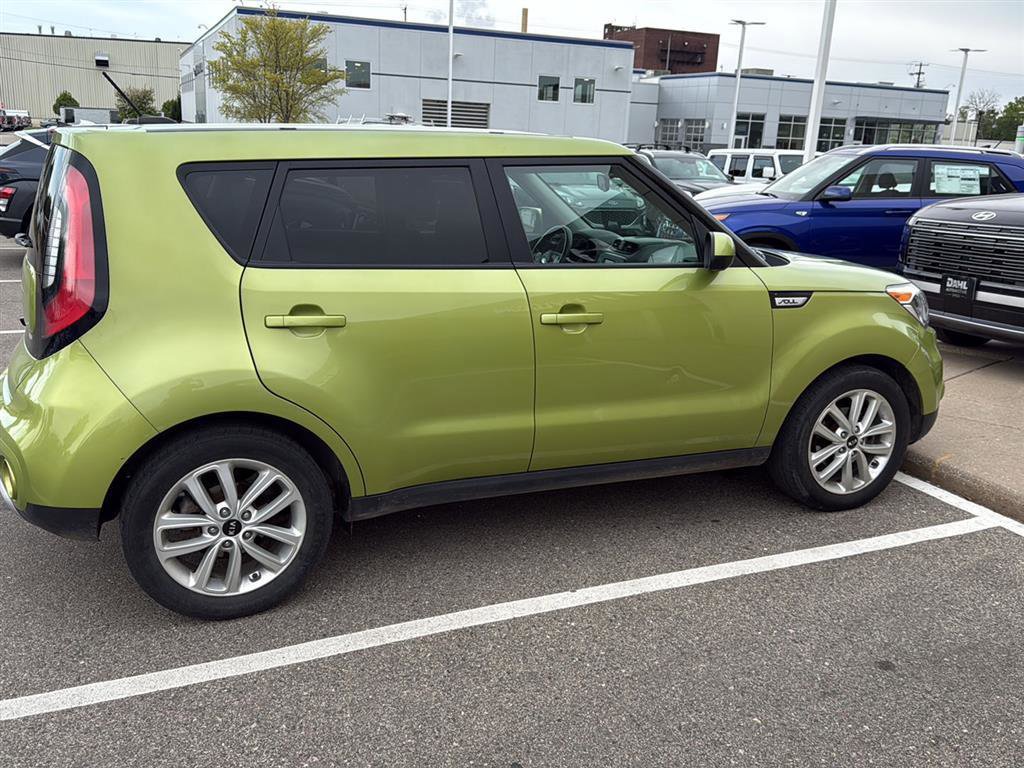Used 2017 Kia Soul + FWD image 7