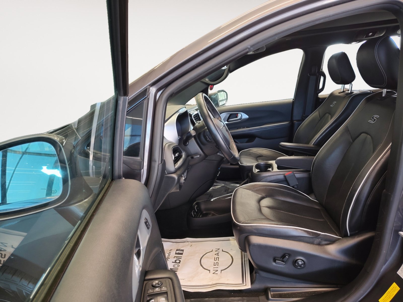 Used 2019 Chrysler Pacifica Limited w/ Advanced Safetytec Group FWD image 22