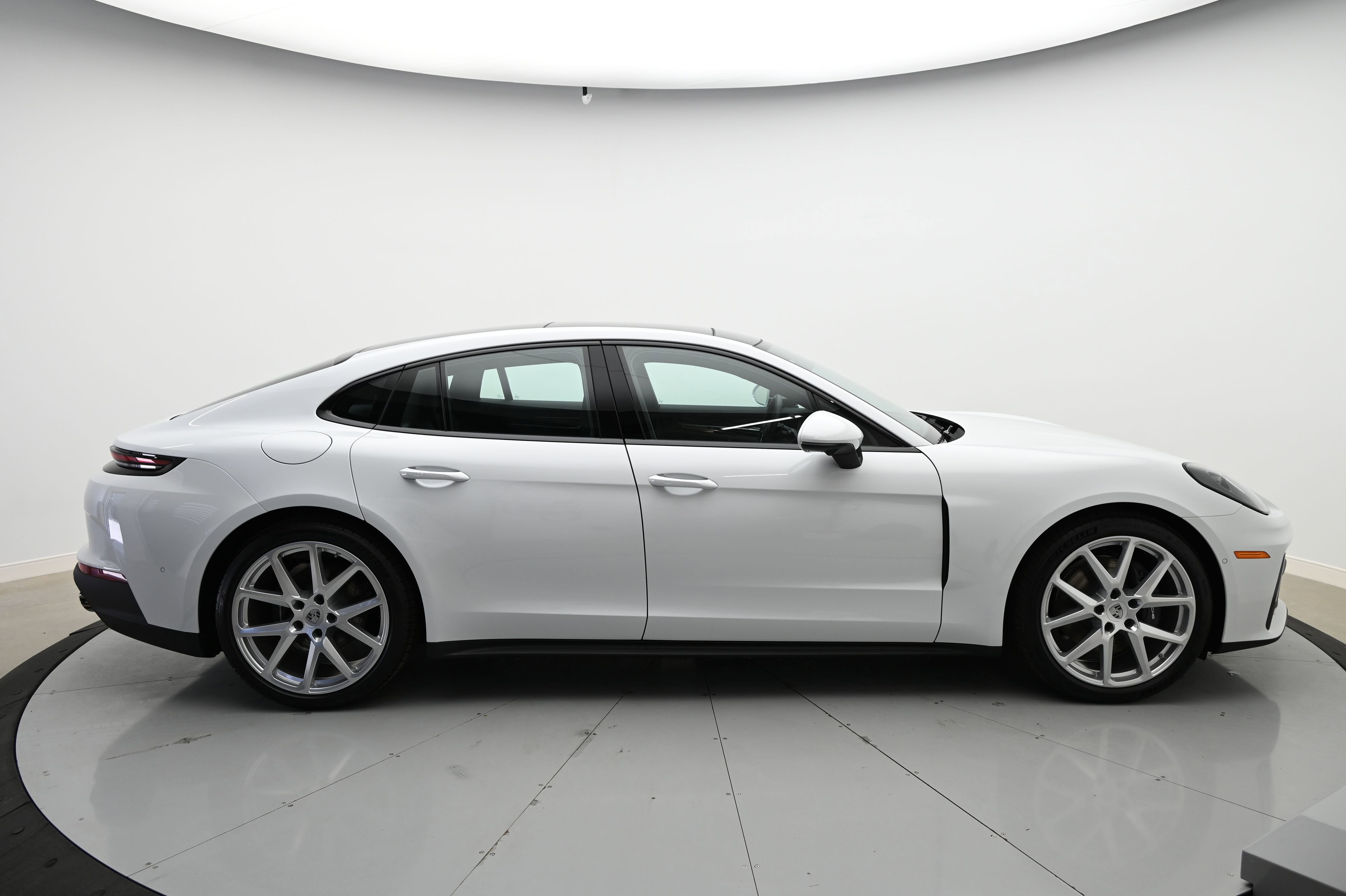 Used 2024 Porsche Panamera 4 image 8