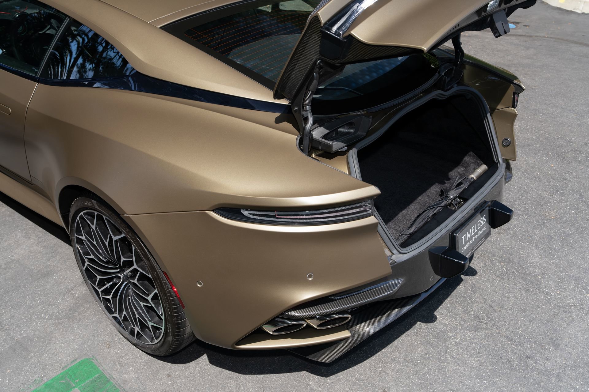 Used 2020 Aston Martin DBS Superleggera RWD image 11