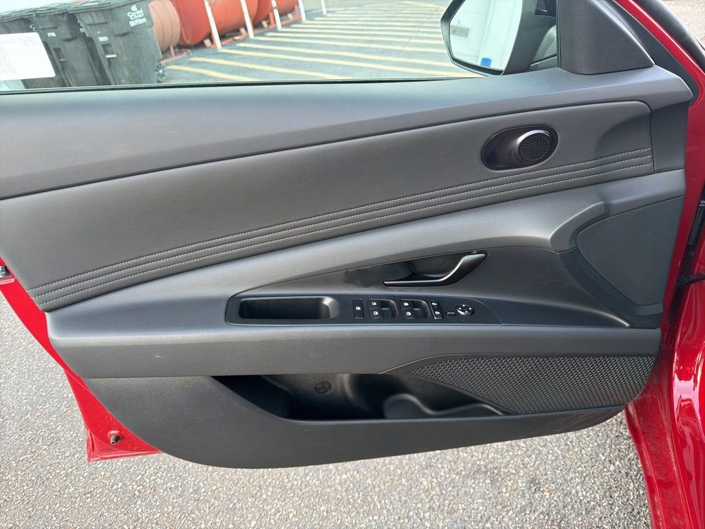Used 2025 Hyundai Elantra Sport image 12
