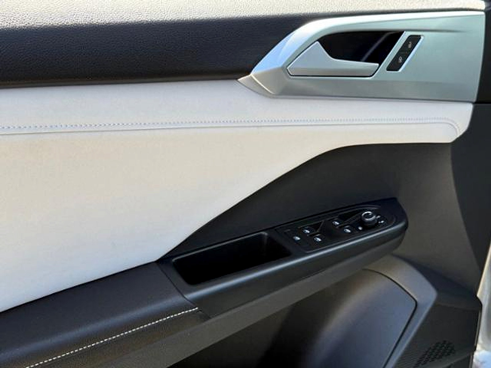 New 2026 Volkswagen Taos SE FWD image 9