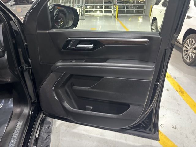 Used 2025 Chevrolet Suburban Z71 image 36