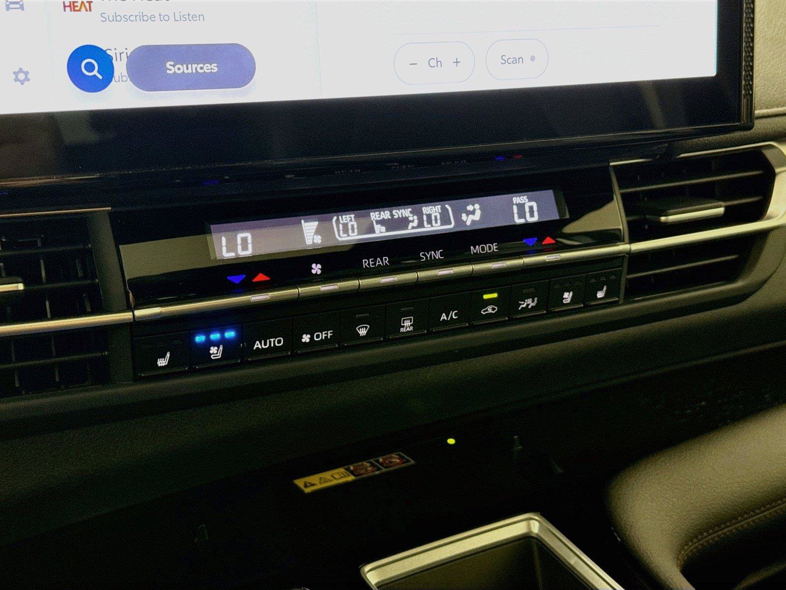 Certified 2025 Toyota Sienna Limited FWD image 27
