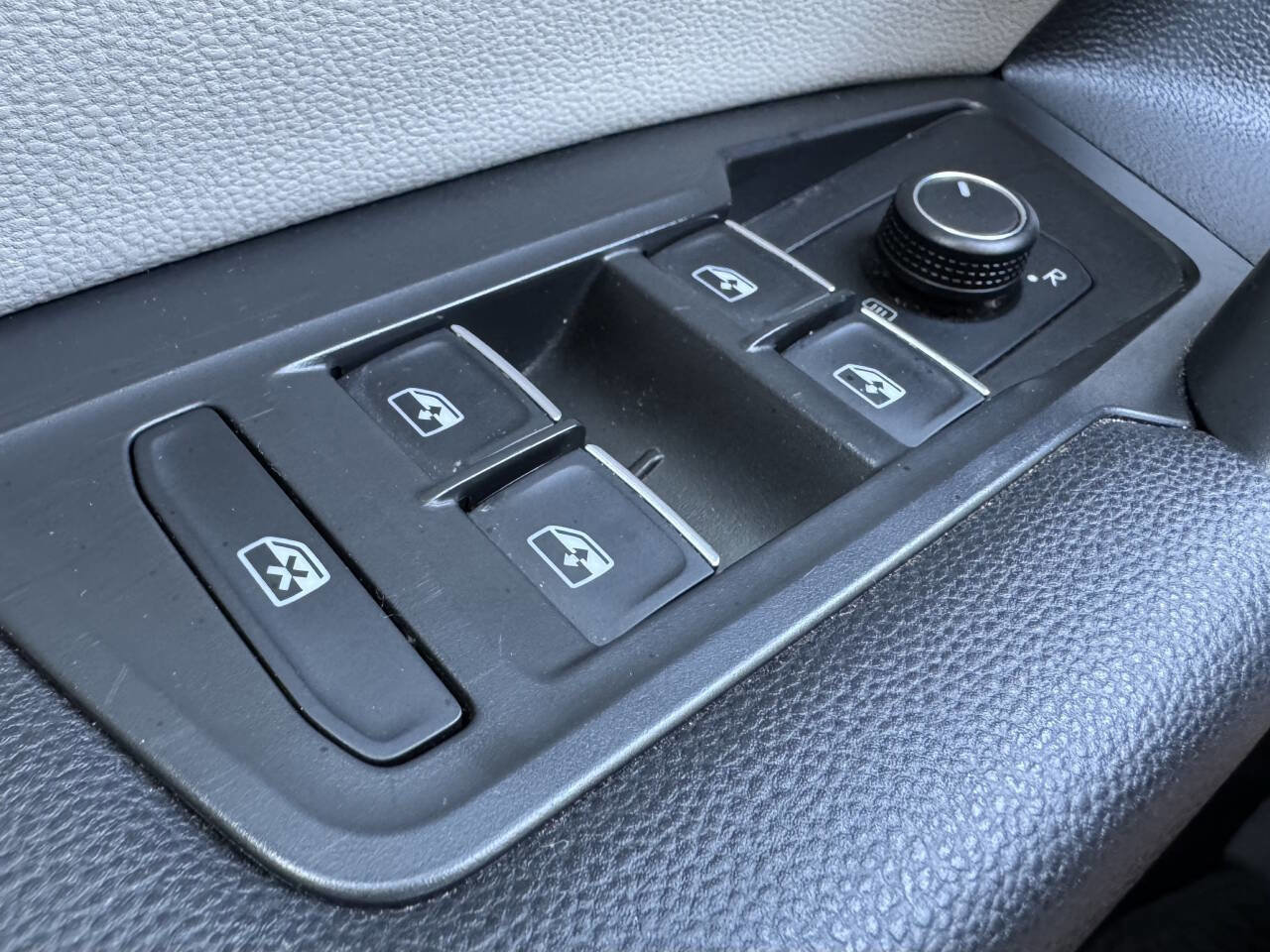 Used 2021 Volkswagen Tiguan SE image 18